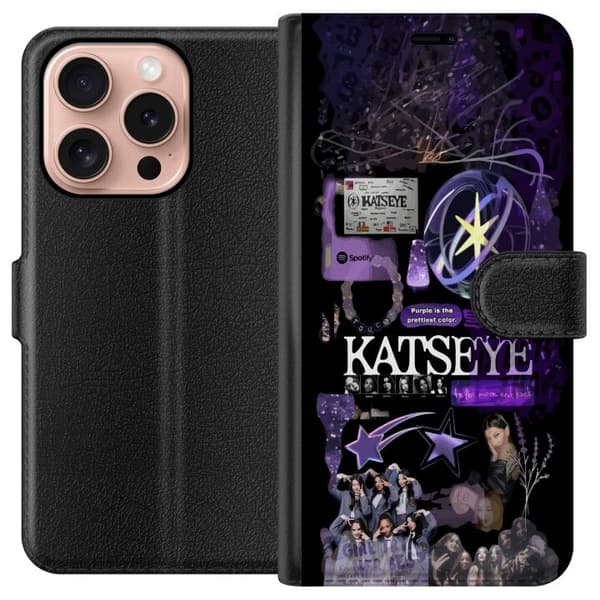Kompatibel Tegnebogsetui til Apple iPhone 16 Pro KATSEYE i lilla collage med gruppebilleder, stjerner, logo og glitrende nostalgiske detaljer lilla