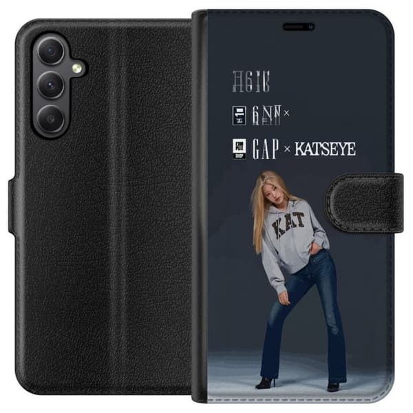 Kompatibel Tegnebogsetui til Samsung Galaxy S23 FE KATSEYE-blond medlem i grå trøje og blå jeans mod mørkegrå baggrund i moderne modefotografering grå
