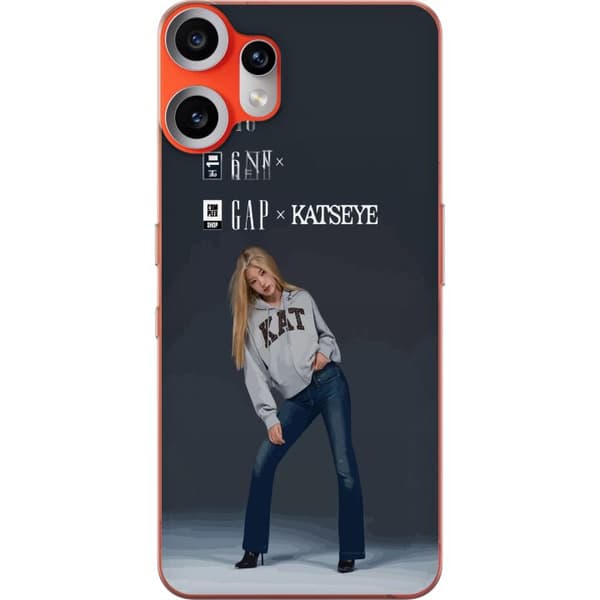 Kompatibel Mobilcover til Nothing CMF Phone 2 Pro KATSEYE blond medlem i grå trøje og blå jeans mod mørkegrå baggrund i moderne modefotografering grå