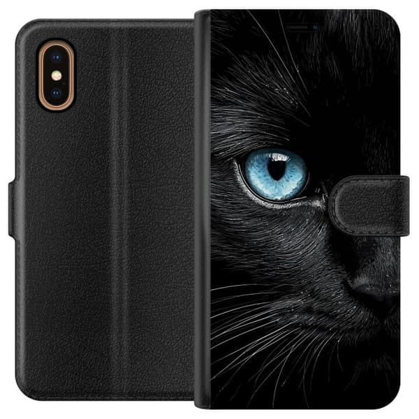 Kompatibel Tegnebogsetui til Apple iPhone XS Max Nærbillede af sort kat med intenst blåt øje og dramatisk kontrast mod mørk baggrund sort