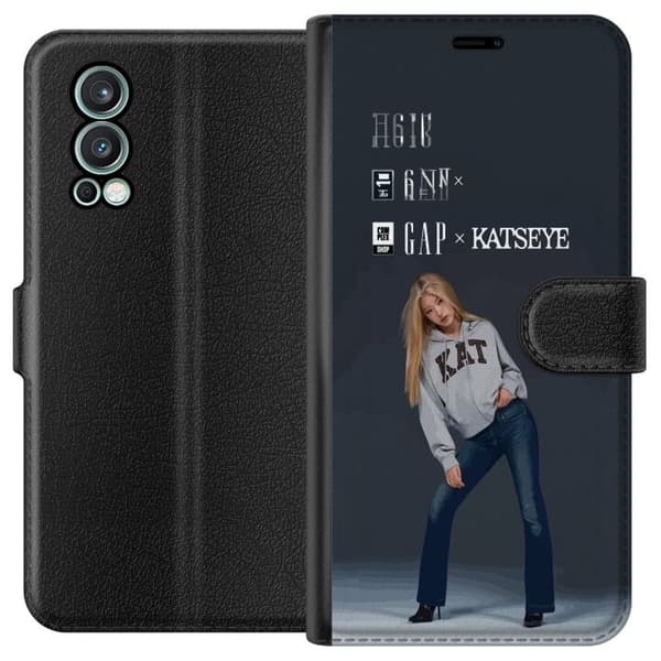 Kompatibel Tegnebogsetui til OnePlus Nord 2 5G KATSEYE-blond medlem i grå trøje og blå jeans mod mørkegrå baggrund i moderne modefotografering grå