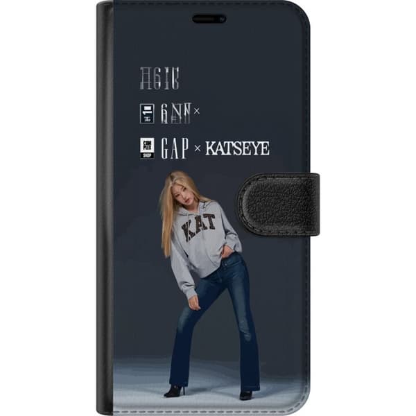 Kompatibel Tegnebogsetui til Google Pixel 9a KATSEYE blond medlem i grå trøje og blå jeans mod mørkegrå baggrund i modern modefotografering grå