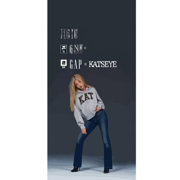Kompatibel Tegnebogsetui til Apple iPhone 13 Pro KATSEYE-blond medlem i grå trøje og blå jeans mod mørkegrå baggrund i moderne modefotografering grå