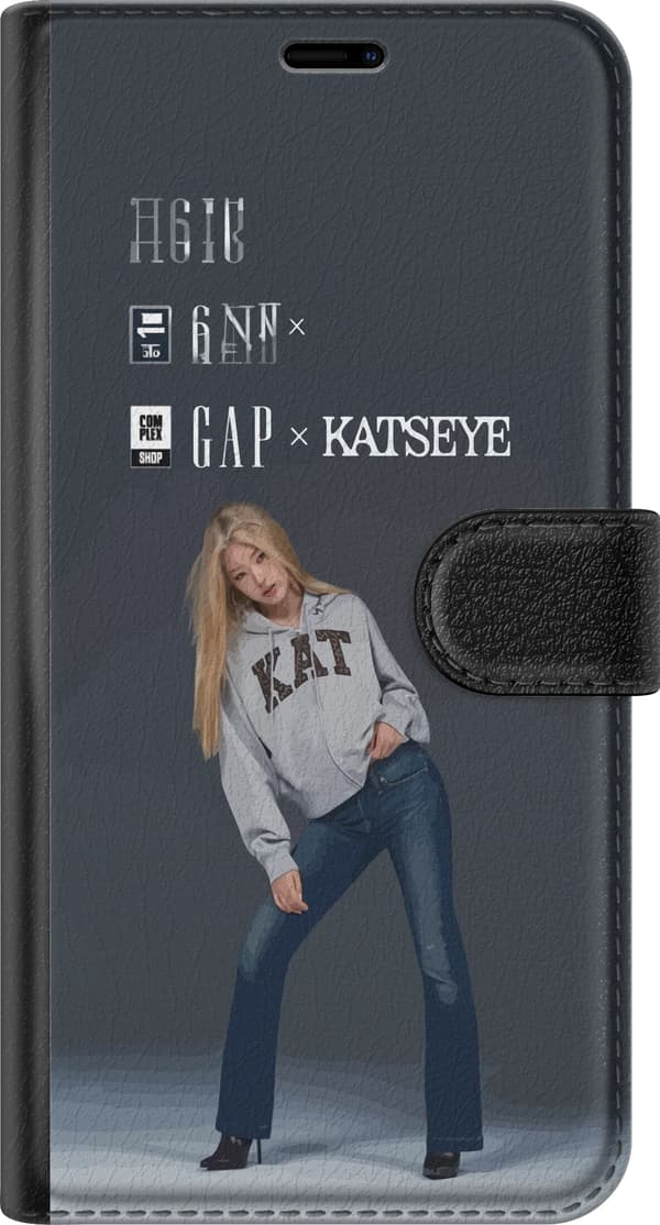 Kompatibel Tegnebogsetui til Apple iPhone 11 Pro KATSEYE-blond medlem i grå trøje og blå jeans mod mørkegrå baggrund i moderne modefotografering grå
