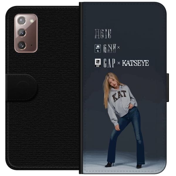 Kompatibel Tegnebogsetui til Samsung Galaxy Note20 KATSEYE-blond medlem i grå trøje og blå jeans mod mørkegrå baggrund i moderne modefotografering grå