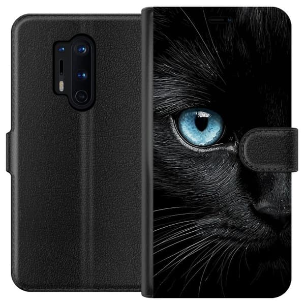 Kompatibel Tegnebogsetui til OnePlus 8 Pro Nærbillede af sort kat med intenst blåt øje og dramatisk kontrast mod mørk baggrund sort