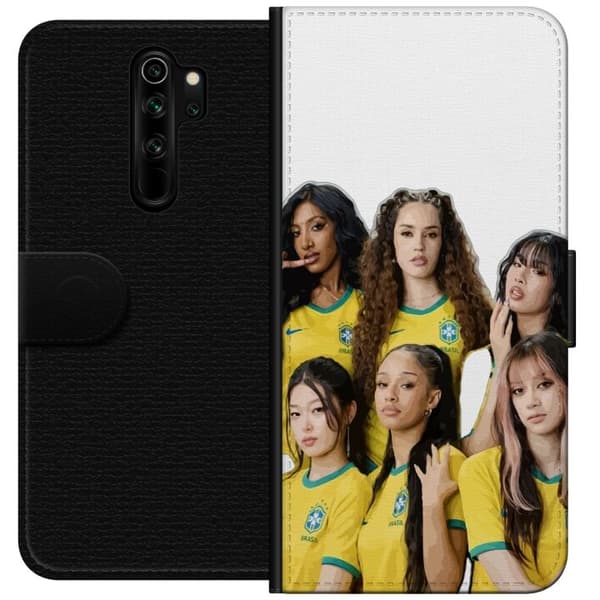 Kompatibel Tegnebogsetui til Xiaomi Redmi Note 8 Pro  KATSEYE poserer sammen i gule og grønne fodboldtrøjer mod en ren hvid baggrund gul