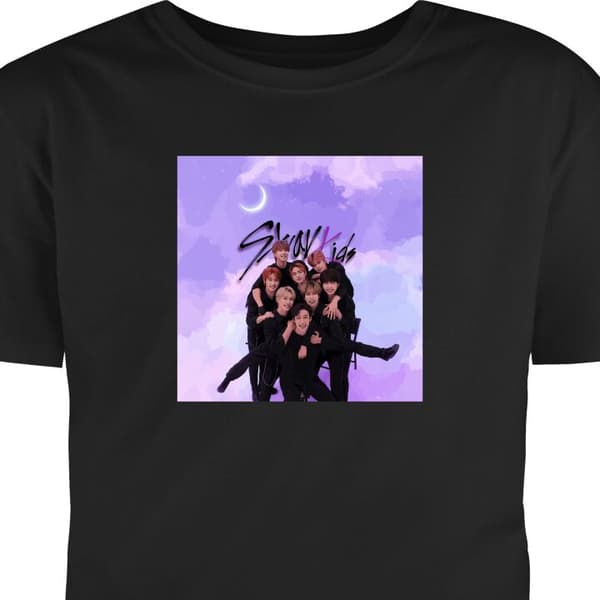 T-shirt til Voksen Sort Medium Stray Kids gruppbild under lila månhimmel sort M