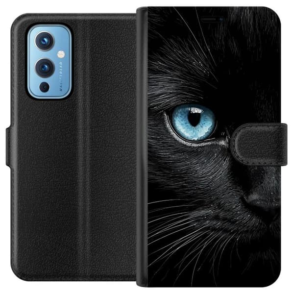 Kompatibel Tegnebogsetui til OnePlus 9 Nærbillede af sort kat med intenst blåt øje og dramatisk kontrast mod mørk baggrund sort
