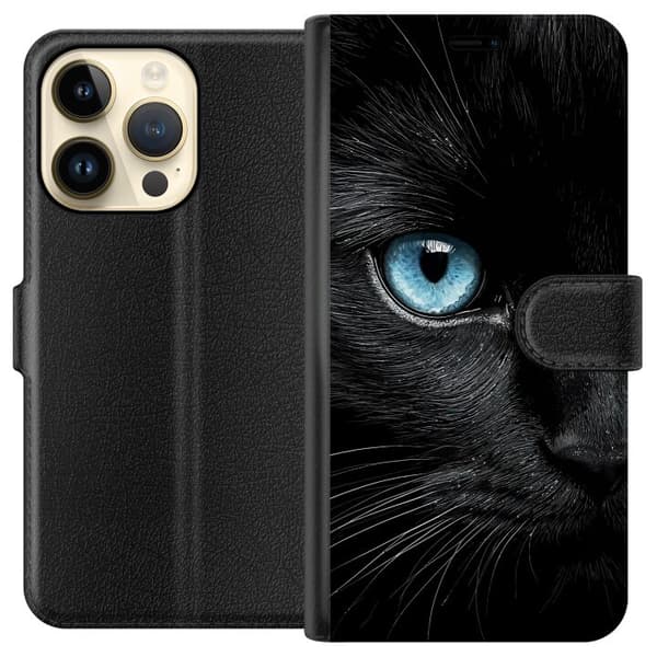 Kompatibel Tegnebogsetui til Apple iPhone 15 Pro Nærbillede af sort kat med intenst blåt øje og dramatisk kontrast mod mørk baggrund sort