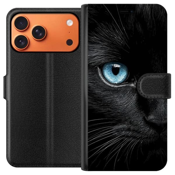 Kompatibel Tegnebogsetui til Apple iPhone 17 Pro Max Nærbillede af sort kat med intenst blåt øje og dramatisk kontrast mod mørk baggrund sort
