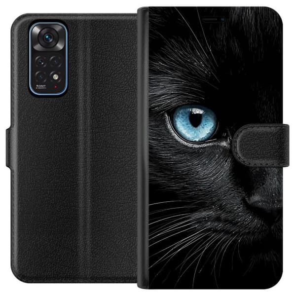 Kompatibel Tegnebogsetui til Xiaomi Redmi Note 11 Nærbillede af sort kat med intenst blåt øje og dramatisk kontrast mod mørk baggrund sort