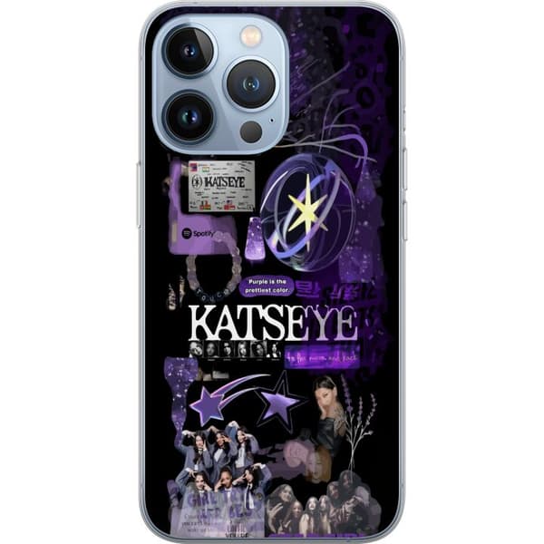Kompatibelt Mobildeksel til Apple iPhone 13 Pro KATSEYE i lilla collage med gruppebilder, stjerner, logo og glitrende nostalgiske detaljer lila