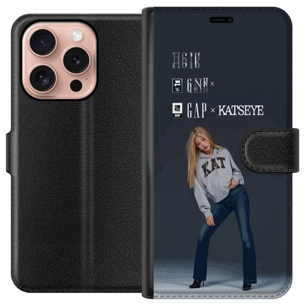 Kompatibel Tegnebogsetui til Apple iPhone 16 Pro KATSEYE blond medlem i grå trøje og blå jeans mod mørkegrå baggrund i moderne modefotografering grå