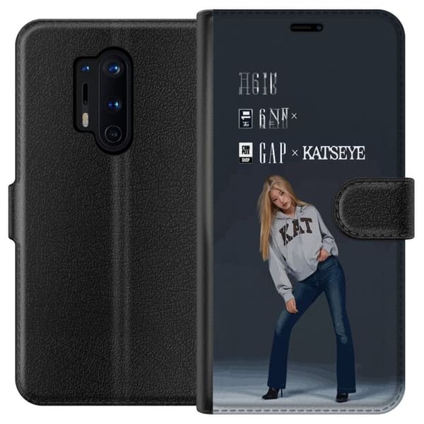 Kompatibel Tegnebogsetui til OnePlus 8 Pro KATSEYE blond medlem i grå trøje og blå jeans mod mørkegrå baggrund i moderne modefotografering grå