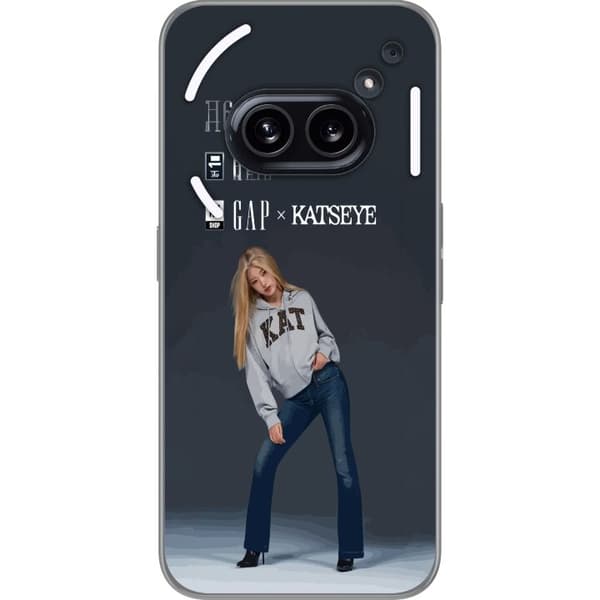 Kompatibel Mobilcover til Nothing Phone (2a) KATSEYE blond medlem i grå trøje og blå jeans mod mørkegrå baggrund i moderne modefotografering grå