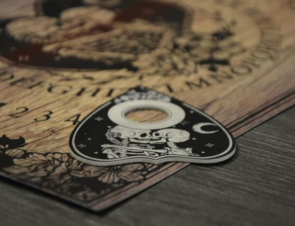 Ouija-bräda (affisch & pekare) på svenska