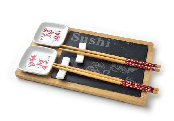Sushi-sæt til to med serveringsbrætter og elegant tilbehør