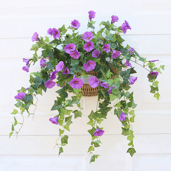 Laadukas uusi riippukori petunia-kukilla, valmistettu keinotekoisesta viiniköynnössilkistä purple