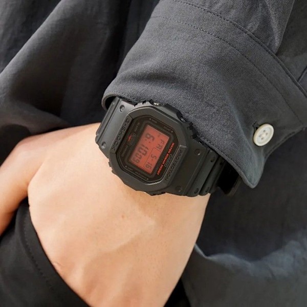 Casio Ur - Mænd - DW-5600BBR-1ER Svart