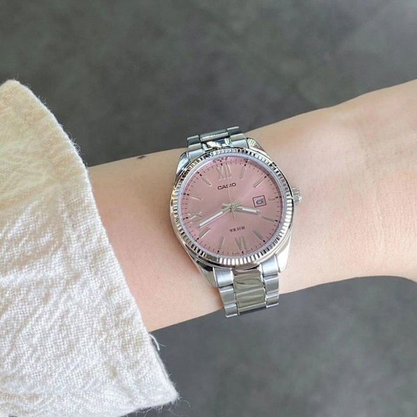 Casio solure til kvinder med datovisning - Vandtæt 50 m - Hele i rustfrit stål