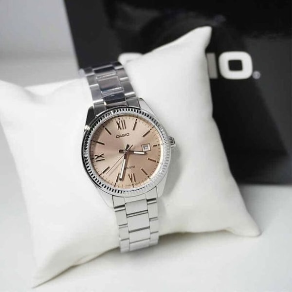 Casio Mycket vacker klassisk klocka för kvinnor - Beige urtavla - med datumvisare & vattentålig 50 m