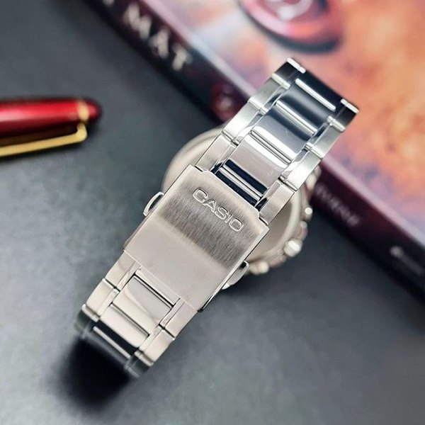 Casio - Sort baggrund med 3 hvide urskiver - Vandtæt 50 m & helt i rustfrit stål