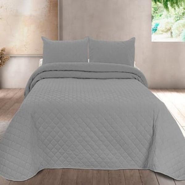 Sengetæppe - PIERRE CARDIN - EGNA - 235 x 270 cm - Silke touch - Fin polstring Grå