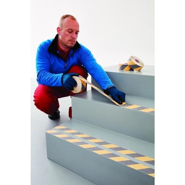 Antiskrid tape - TESA - 50 mm x 15 m - Sort/gul - Multi-brug - Sikring af glatte overflader Sort/gul