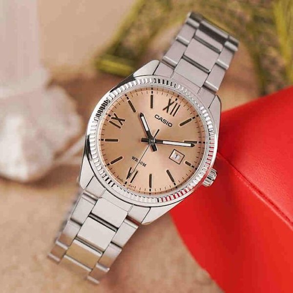 Casio Kolmanteen kaunis klassinen kello naisille - Vaalea taustapinta - päivyri ja 50 m vesitiivis