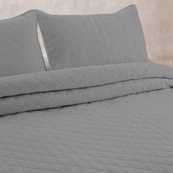 Sengetæppe - PIERRE CARDIN - EGNA - 235 x 270 cm - Silke touch - Fin polstring Grå