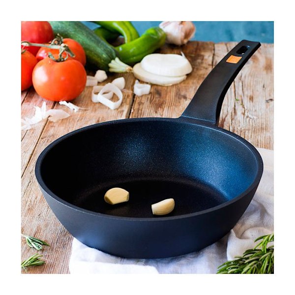 BRA Effektiv 24 cm gjuten aluminium sautépanna - non-stick - alla värmekällor inklusive induktion Naranja