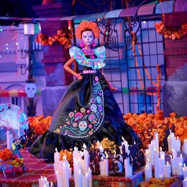 Barbie Día de Muertos 2024 samleobjekt Barbie signaturdukke i sort kjole med flæsede blå top, broderet print og Flerfärgad