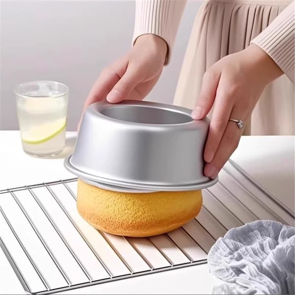 Wilton Aluminium Round Cake Pan Set, 4 Pieces for Layer Cakes, Even Heating, Rust-Resistant