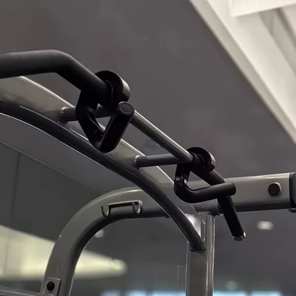 Et par multifunktionelle træningsgreb, 45° krog til pull-ups Et par sorte greb A pair of black grips