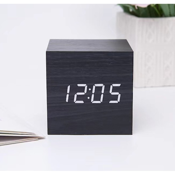Svart digital väckarklocka i trä, LED-väckarklocka med datum, temperaturvisning, 3 larm, 4 ljusstyrkenivåer, batteridriven eller USB-driven