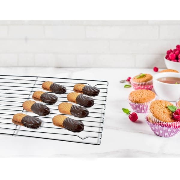 Rectangular cooling rack for hot pastries and buns