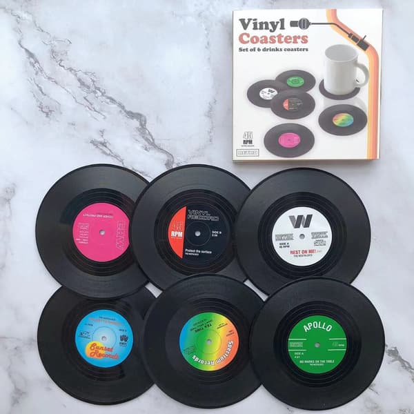 Sarja, jossa on 6 retro-vinyylilevyn kovaa lasinalusta - Tarjoile kahvia