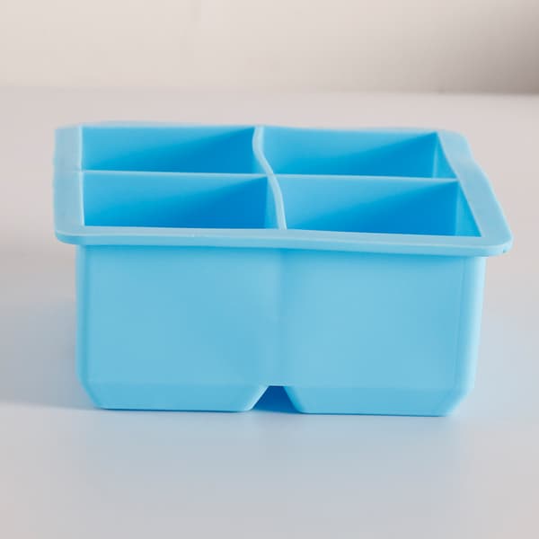 Silicone Ice Molds Large Ice Cube Trays, Large Ice Cube Molds with Removable Lids, BPA Free and Easy Release and Stackable (pieces)