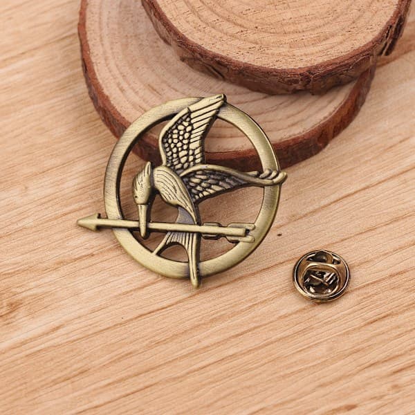 Hunger Games Mockingjay Brosje, A
