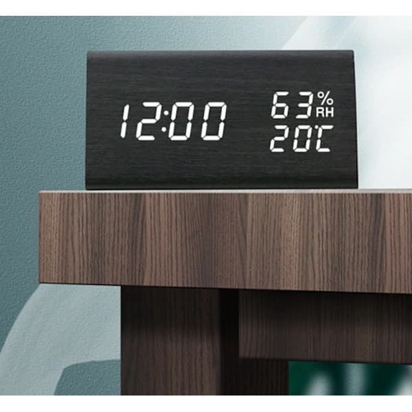 LED-väckarklocka i trä med temperatur och luftfuktighet