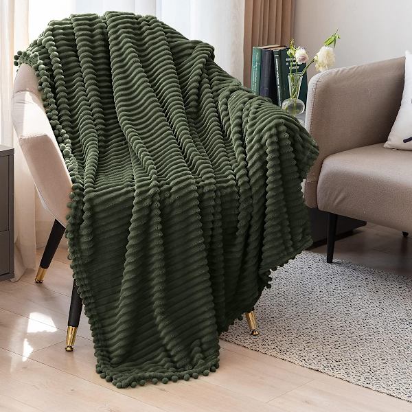 Flanellipeitto pom pom -reunuksella, kevyt ja kodikas sängynpeitto, pehmeä torkkupeitto, sopii sohvalle, sopiva kaikkiin vuodenaikoihin (51x63) Trekking green