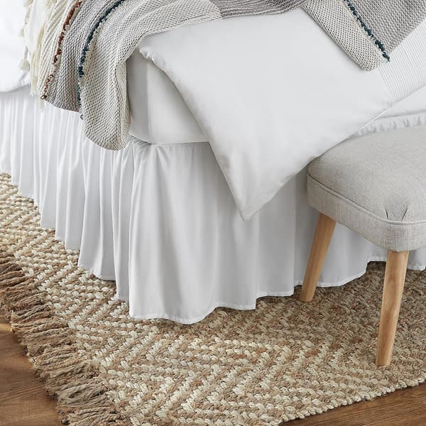 Amazon Basics Lett sengeteppe med volang, klassisk stil, myk og stilig mikrofiber med 35,5 cm fall, full, hvit, ensfarget