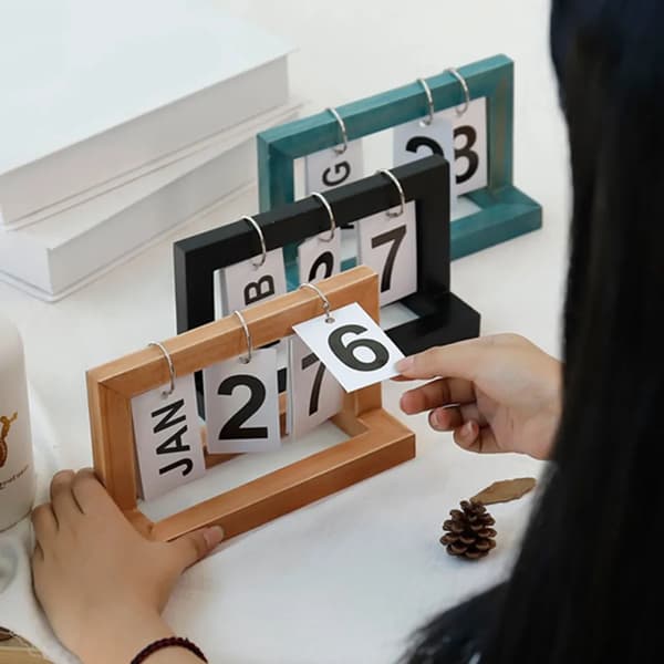 Evighetskalender med vendbare blader i tre, skrivebordskalender, sidevendende evighetskalender i trefarge