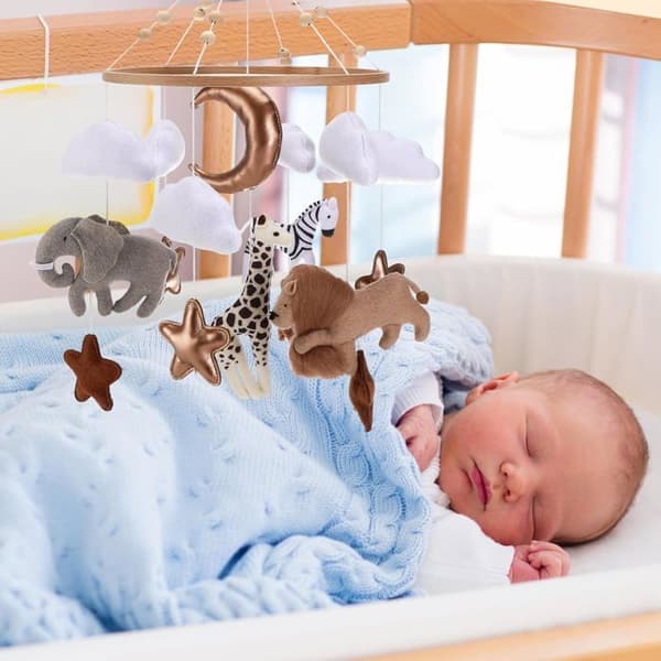 Babymobil med skogsfåglar, elefant, giraff, lejon och moln