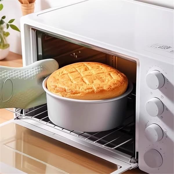 Wilton Aluminium Round Cake Pan Set, 4 Pieces for Layer Cakes, Even Heating, Rust-Resistant