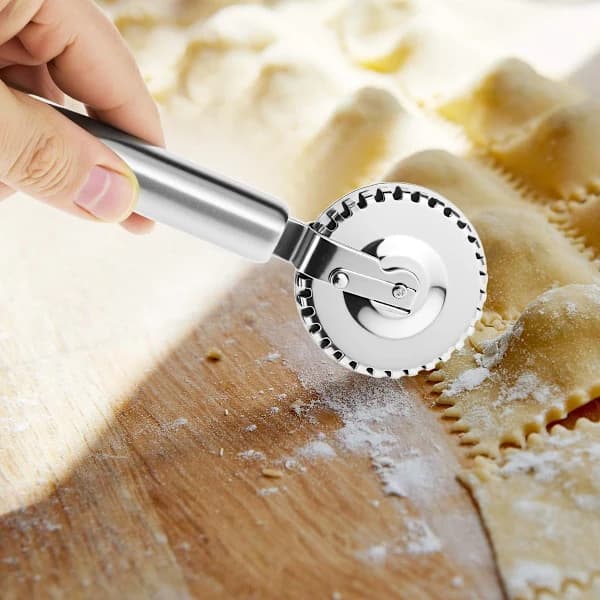 Luksuriøs roterende deigkutter - Rustfritt stål - Ergonomisk håndtak - Tåler oppvaskmaskin - Egnet for kutting, forsegling og pressing