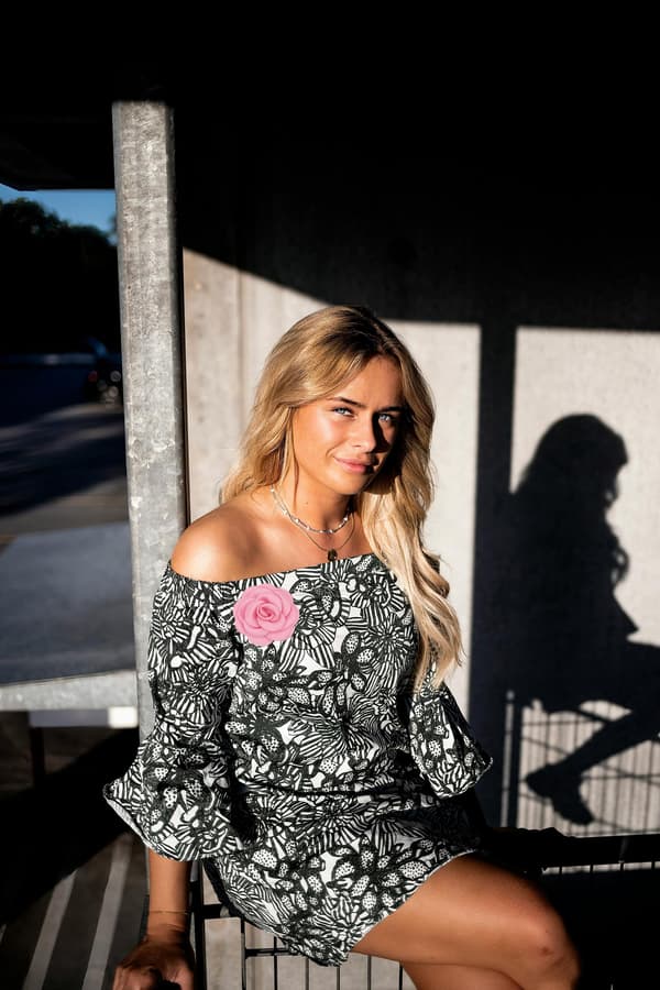 Stor kameliabrosje for kvinner Satengstoff Blomsterbrosje Slagsnåler Elegant silkekameliablomst Overdimensjonert brosje Bryllup
