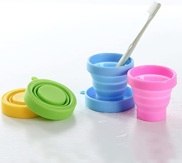 Vikbar campingmugg i silikon med lock, campingbestick