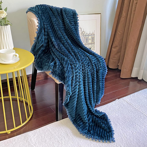 Flanellipeitto pom pom -reunuksella, kevyt ja kodikas sängynpeitto, pehmeä torkkupeitto, sopii sohvalle, sopiva kaikkiin vuodenaikoihin (51x63) Hyland